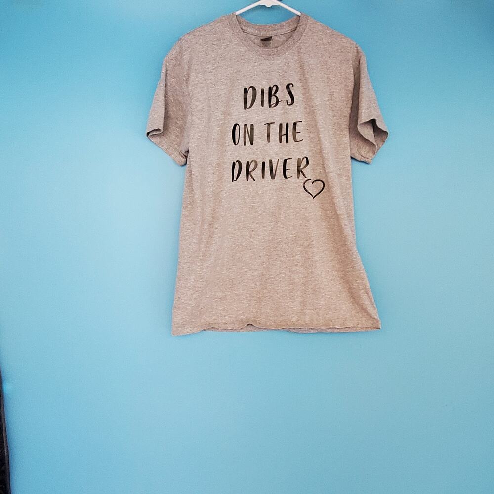 Gildan Graphic Tee Size Medium "Dibs on the Driver" Crew Neck Gray